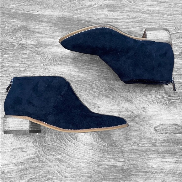 BEAST Fashion size 6 1/2 black suede style ankle booties - Picture 3 of 8